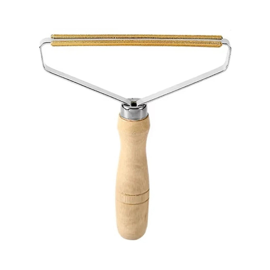 Brosse anti-poils à manche bois et tête métal couleur cuivre, vue de face sur fond blanc