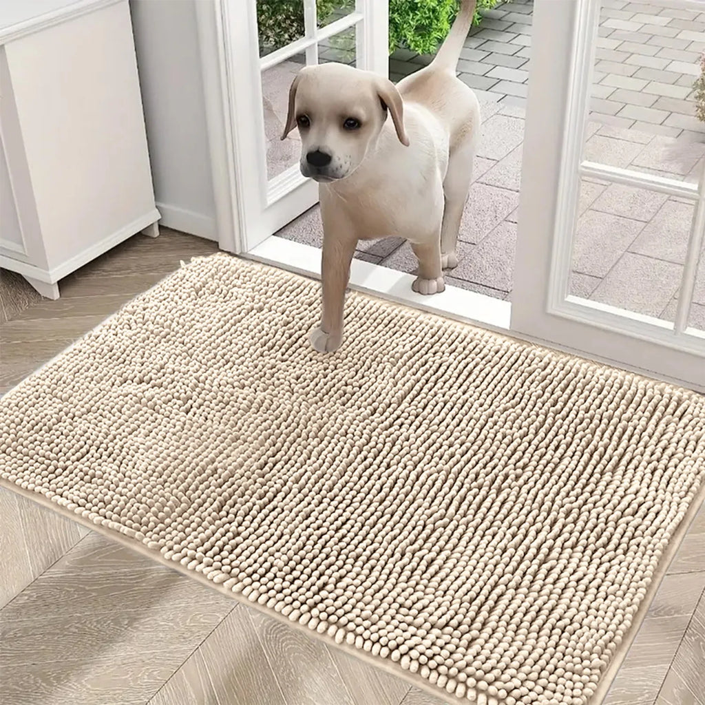 Tapis absorbant en chenille, coloris camel, posé sur un seuil de porte