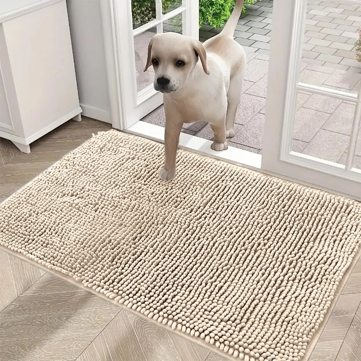Tapis absorbant en chenille, coloris camel, posé sur un seuil de porte