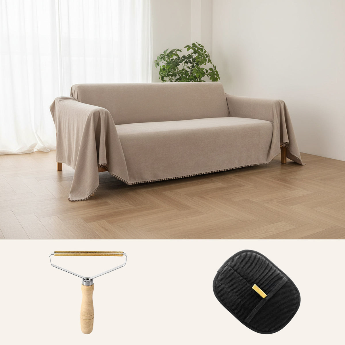 Pack Canapé serein : le protège-canapé beige posé sur un canapé, avec la brosse à manche bois et le gant double face du kit anti-poils. Montage de photos produit, décor généré autour du protège-canapé.
