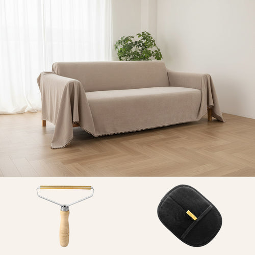 Pack Canapé serein : le protège-canapé beige posé sur un canapé, avec la brosse à manche bois et le gant double face du kit anti-poils. Montage de photos produit, décor généré autour du protège-canapé.